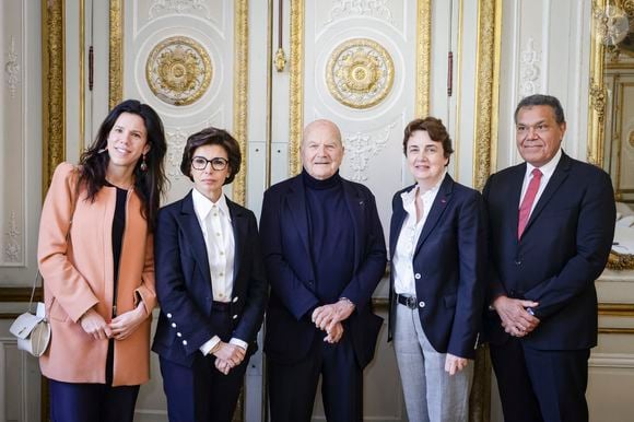 Eléonore Ladreit de Lacharrière, Laurence des Cars, Rachida Dati, Emmanuel Kasarherou, Marc Ladreit de Lacharrière, Signature d’une convention entre le Musée du Louvre et le Musée du Quai Branly, financée exclusivement par M.Ladreit de Lacharrière, en présence de Madame La Ministre Rachida Dati, à Paris, France, le 25 mars 2025. © Jack Tribeca/Bestimage