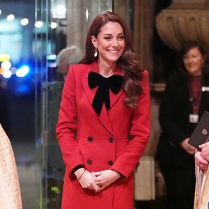 Plusieurs experts dans les médias ont notamment  rappelé que tous les traitements de chimiothérapie ne provoquent pas systématiquement la chute des cheveux. 

Catherine (Kate) Middleton, princesse de Galles - lors de la cérémonie de chants de Noël "Together At Christmas" à l'abbaye de Westminster à Londres. © Alpha Press/Bestimage