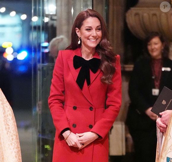 Plusieurs experts dans les médias ont notamment  rappelé que tous les traitements de chimiothérapie ne provoquent pas systématiquement la chute des cheveux. 

Catherine (Kate) Middleton, princesse de Galles - lors de la cérémonie de chants de Noël "Together At Christmas" à l'abbaye de Westminster à Londres. © Alpha Press/Bestimage