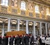 Pour lui dire adieu, une religieuse est restée 7 minutes pour pleurer et prier
Après la messe de funérailles du pape François au Vatican, son corps a été amené au lieu de sépulture choisi, la basilique Santa Maria Maggiore à Rome, Italie, le 26 avril 2025. Photo par (EV) Vatican Media/ABACAPRESS.COM