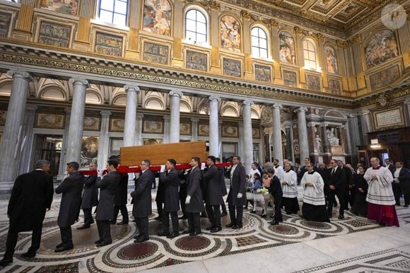 Pour lui dire adieu, une religieuse est restée 7 minutes pour pleurer et prier
Après la messe de funérailles du pape François au Vatican, son corps a été amené au lieu de sépulture choisi, la basilique Santa Maria Maggiore à Rome, Italie, le 26 avril 2025. Photo par (EV) Vatican Media/ABACAPRESS.COM