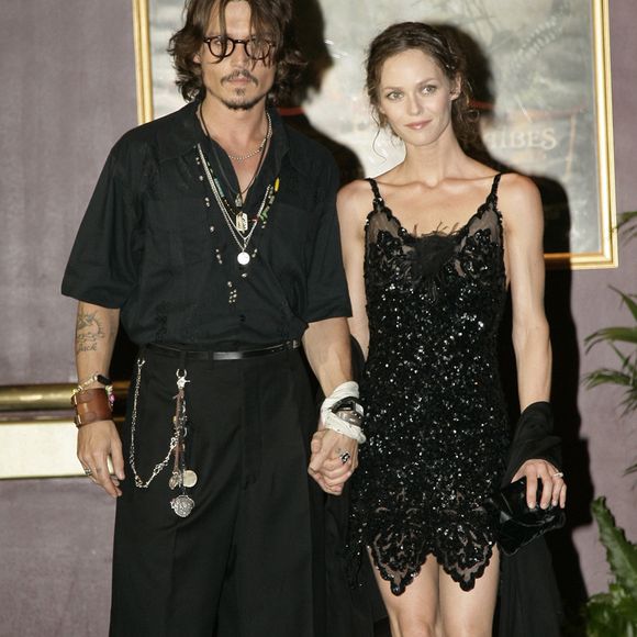 Archives - Johnny Depp et Vanessa Paradis à la première du film "Pirates des Caraïbes : Le Secret du coffre maudit" à Paris, le 6 juillet 2006. 

Photo : Frédéric Piau / Bestimage