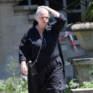 Pour rappel, Isabelle Nanty a été vicitime d'un grave accident de la route en septembre dernier. 

Isabelle Nanty, semble aller beaucoup mieux depuis son grave accident en VTC sur l'autoroute A10, arrive aux obsèques de la chanteuse Guesch Patti au Crématorium du Père-Lachaise à Paris, France, le 3 juillet 2026. Isabelle Nanty a accompagné son amie la chanteuse Guesch Patti jusqu'à son dernier souffle. © Bestimage