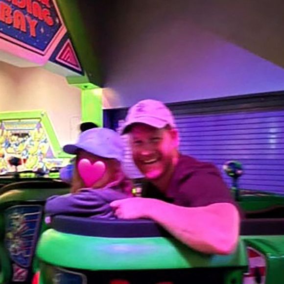 Deux petites têtes rousses que les internautes sont ravis d'apercevoir.

 Le prince Harry révèle que Space Mountain est son attraction préférée dans un parc d'attractions grâce à la princesse Diana. Lui et son épouse Meghan Markle apparaissent dans l'émission spéciale d'ABC pour le 70e anniversaire de Disneyland. Le duc et la duchesse de Sussex sont à l'affiche de l'émission d'ABC News intitulée « The Happiest Story on Earth: 70 Years of Disneyland ». © Backgrid UK/ Bestimage