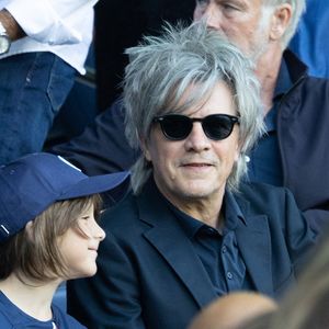 S'il dit culpabiliser beaucoup : "Je suis ravagé par les remords, les regrets", le père semble tout faire pour se rendre présent dès que son agenda le permet... 

Nicola Sirkis, du groupe Indochine, assiste au match de football de Ligue 1 opposant le Paris Saint-Germain (PSG) au Clermont Foot 63 au Parc des Princes, à Paris, le 3 juin 2023. Photo de Raphaël Lafargue/Abaca