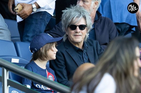 S'il dit culpabiliser beaucoup : "Je suis ravagé par les remords, les regrets", le père semble tout faire pour se rendre présent dès que son agenda le permet... 

Nicola Sirkis, du groupe Indochine, assiste au match de football de Ligue 1 opposant le Paris Saint-Germain (PSG) au Clermont Foot 63 au Parc des Princes, à Paris, le 3 juin 2023. Photo de Raphaël Lafargue/Abaca
