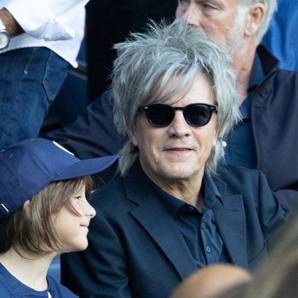 S'il dit culpabiliser beaucoup : "Je suis ravagé par les remords, les regrets", le père semble tout faire pour se rendre présent dès que son agenda le permet... 

Nicola Sirkis, du groupe Indochine, assiste au match de football de Ligue 1 opposant le Paris Saint-Germain (PSG) au Clermont Foot 63 au Parc des Princes, à Paris, le 3 juin 2023. Photo de Raphaël Lafargue/Abaca