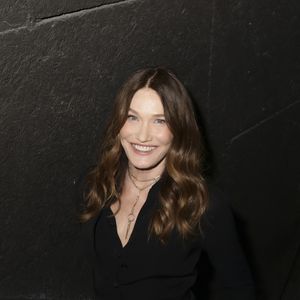 Carla Bruni en backstage de l'enregistrement de l'émission "La fête de la chanson française - 20 ans d'émotions" présentée par L.Thilleman et A.Manoukian, et diffusée le 17 avril sur France 3 à Paris, France, le 9 décembre 2025. © Jack Tribeca/Bestimage