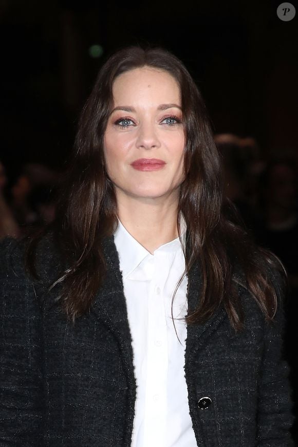 Marion Cotillard - Célébrités au Défilé Chanel, Collections Prêt-à-porter Printemps / Eté 2026, dans le cadre de la Fashion Week de Paris. Au Grand Palais à Paris, France, le 06 Octobre 2025.

© Bertrand Rindoff / Bestimage