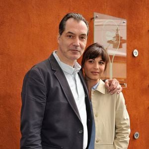 Sa fille Mathilde, née de son couple passé avec le comédien Samuel Labarthe, tient un rôle
Samuel Labarthe et Hélène Médigue - Jour 4 - People aux Internationaux de France de tennis à Roland Garros - Paris le 29/05/2013
©Jacovides / Agence / Bestimage