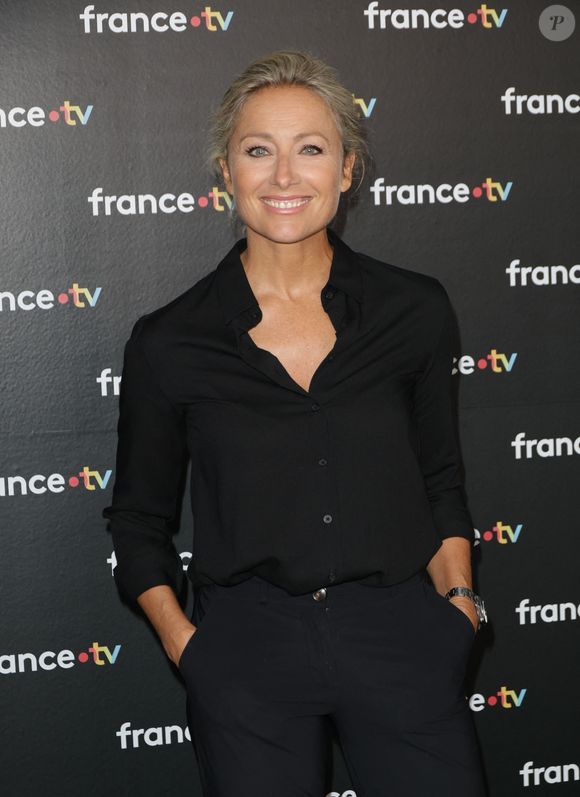 Selon "Le Parisien", "les conciliabules sur le sort de la présentatrice du 20 Heures se déroulent loin de Paris, au Festival de Cannes, dont le service public est le diffuseur officiel."

Anne-Sophie Lapix au photocall de la conférence de presse de rentrée de France Télévisions à Paris, France, le 4 septembre 2024. © Coadic Guirec/Bestimage