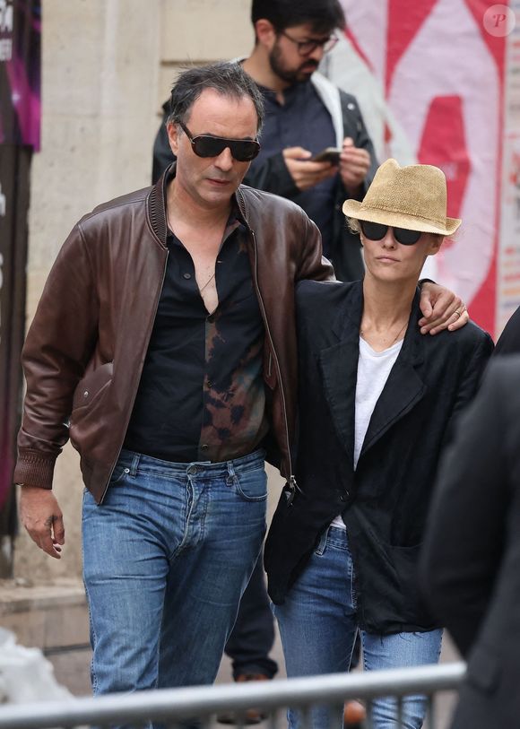 Petite originalité révélée il y a peu par le couple : ils ont grandi dans des villes voisines et se croisaient sans se douter de ce que la vie leur réservait. 

Samuel Benchetrit et sa femme Vanessa Paradis - Arrivées des célébrités aux obsèques de Jane Birkin en l'église Saint-Roch à Paris. Le 24 juillet 2023
© Jacovides-KD Niko / Bestimage