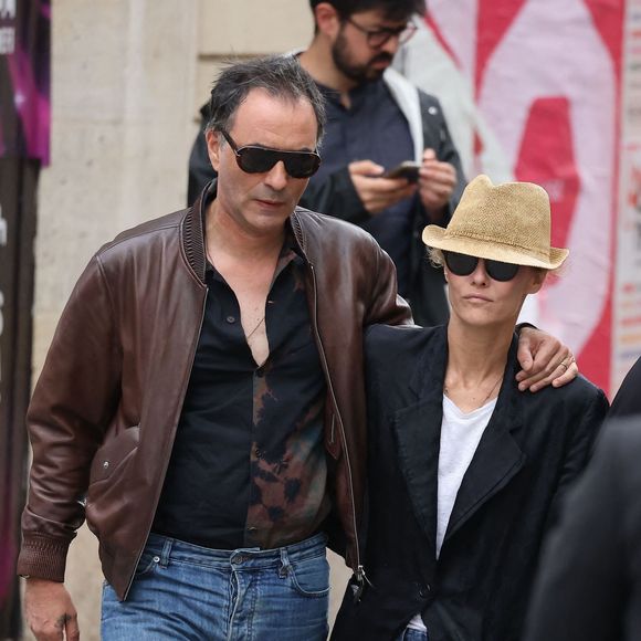 Petite originalité révélée il y a peu par le couple : ils ont grandi dans des villes voisines et se croisaient sans se douter de ce que la vie leur réservait. 

Samuel Benchetrit et sa femme Vanessa Paradis - Arrivées des célébrités aux obsèques de Jane Birkin en l'église Saint-Roch à Paris. Le 24 juillet 2023
© Jacovides-KD Niko / Bestimage