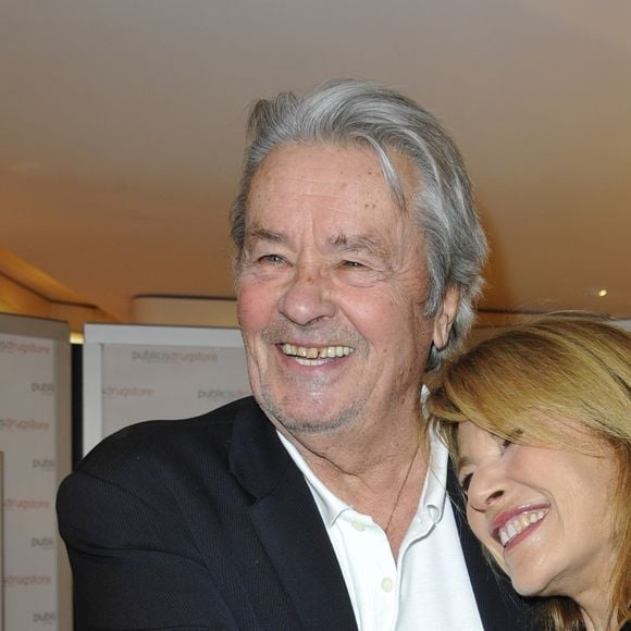 Alain Delon dedicace le livre "Lettre entr'ouverte a Alain Delon" de Nicole Calfan au Drugstore Publicis a Paris. Le 30 octobre 2012