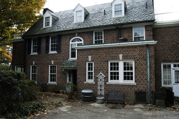 Le prince Albert II l'a transformée grâce à des travaux

De style géorgien, avec sa façade de briques et son perron à colonnes blanches, la demeure de trois étages se situe dans le quartier chic de East Falls à Philadelphie, Pennsylvanie, Etats-Unis, le 25 octobre 2016. Agence / Bestimage