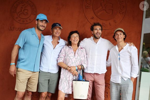 La famille Kretz (série L'Agence sur TMC et Netflix) - Célébrités au Village lors des Internationaux de France de tennis de Roland Garros 2023 à Paris le 10 juin 2023. © Jacovides-Moreau/Bestimage