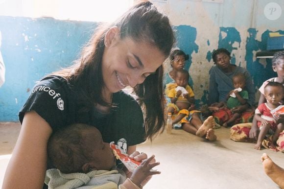 L'ancienne Miss Belgique désirait simplement explorer de nouveaux horizons professionnels.

Tatiana Silva est en mission pour l'Unicef dans le sud de Madagascar en Avril 2023. Centre de santé de Sampiona, Vorila 8 mois, dans les bras de Tatiana prenant son traitement nutritif à base de pate d'arachides, le plumpy'nut jusqu'à ce qu'il récupère un poids normal pour son âge. Arnaud Juherian / Unicef via Bestimage
