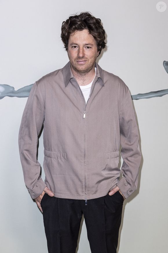 A propos d'Éléonore qui n'a jamais nié l'existence des SMS d’insultes envoyés il y a deux ans alors que sa romance avec Jean Imbert prenait fin, certains d'entre eux ont été déterrés : "Je te gerbe", "t’es sale", "pauvre mec", ou encore "t’es la plus grosse merde du siècle". 


Jean Imbert au photocall du défilé de mode masculine prêt-à-porter printemps-été 2022 Dior x Travis Scott à Paris, France, le 25 juin 2021. © Olivier Borde/Bestimage