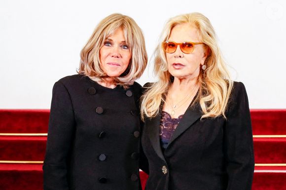Suivie par une nouvelle génération sur les réseaux sociaux, la chanteuse a d'ailleurs dévoilé sa routine capillaire.

Brigitte Macron, première dame de France, et Sylvie Vartan au défilé Stéphane Rolland à la Salle Pleyel, "Collection Haute Couture Printemps/Eté 2025" lors de la Fashion Week de Paris (PFW), le 28 janvier 2025. © Christophe Clovis / Bestimage