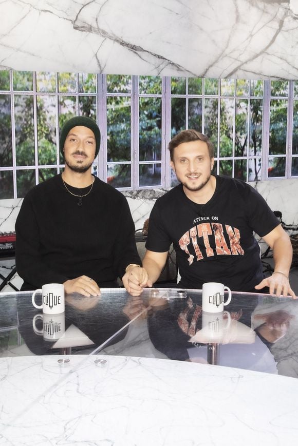 Carlito (Raphaël Carlier) et McFly (David Coscas)  lors de l'enregistrement de l'émission Clique, présentée par M.Achour et diffusée en clair le 4 décembre 2021 sur Canal+ à 12h45, à Paris, France, le 2 décembre 2021. © Jack Tribeca/Bestimage
