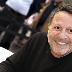 Ses sorties doivent être planifiées et sécurisées à l’avance.

Arthur (Jacques Essebag) è Lors du bicentenaire de Hachette livre au Palais Brongniart " Les grandes rencontres Hachette " le 14 mars 2026. © Cédric Perrin/Bestimage