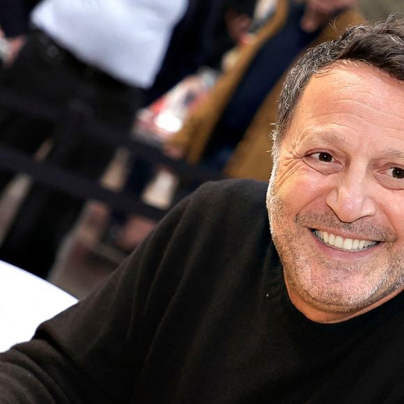 Ses sorties doivent être planifiées et sécurisées à l’avance.

Arthur (Jacques Essebag) è Lors du bicentenaire de Hachette livre au Palais Brongniart " Les grandes rencontres Hachette " le 14 mars 2026. © Cédric Perrin/Bestimage