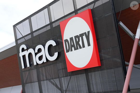 2B6J7EJ Arcachon , Aquitaine / France - 10 08 2019 : Fnac Darty Logo enseigne magasin sur façade de bâtiment magasin Photo by Alamy/ABACAPRESS.COM