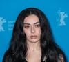 Le clip "Camera" a été dévoilé mardi 21 juillet.
Charli XCX a fait une apparition lors de la séance photo pour « The Moment » à l'occasion de la 76e édition du Festival international du film de Berlin. La star de la pop est associée à ce projet, présenté dans la sélection officielle de la Berlinale cette année. Backgrid UK/ Bestimage
