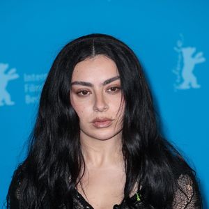 Le clip "Camera" a été dévoilé mardi 21 juillet.
Charli XCX a fait une apparition lors de la séance photo pour « The Moment » à l'occasion de la 76e édition du Festival international du film de Berlin. La star de la pop est associée à ce projet, présenté dans la sélection officielle de la Berlinale cette année. Backgrid UK/ Bestimage