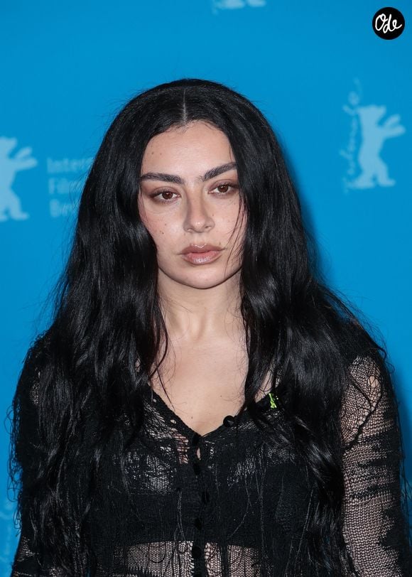 Le clip "Camera" a été dévoilé mardi 21 juillet.
Charli XCX a fait une apparition lors de la séance photo pour « The Moment » à l'occasion de la 76e édition du Festival international du film de Berlin. La star de la pop est associée à ce projet, présenté dans la sélection officielle de la Berlinale cette année. Backgrid UK/ Bestimage