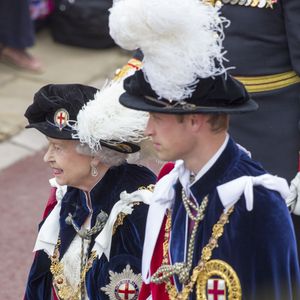 La Reine Elisabeth II d'Angleterre et le Prince William lors d'une cérémonie au château de Windsor en 2013. Photo par AGENCE / BESTIMAGE