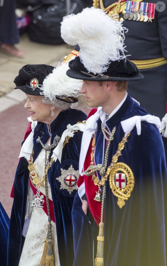 La Reine Elisabeth II d'Angleterre et le Prince William lors d'une cérémonie au château de Windsor en 2013. Photo par AGENCE / BESTIMAGE