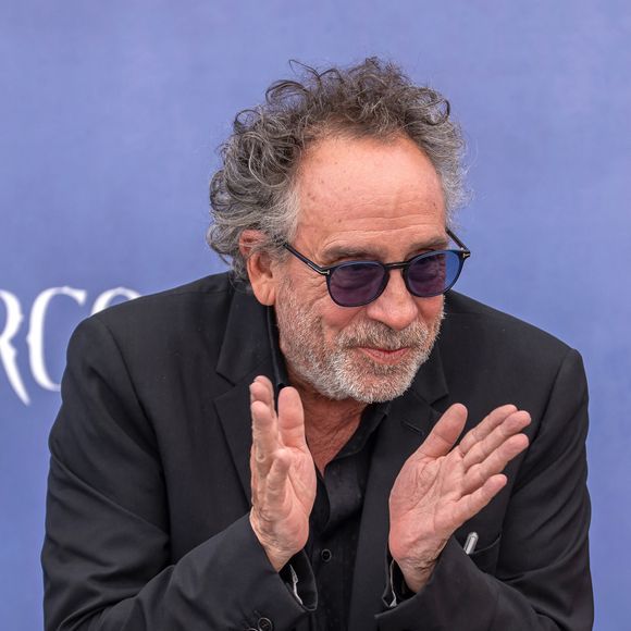 Tim Burton a décrit ce travail comme "une œuvre d’art née d’un élan romantique".

Monica Bellucci et son compagnon Tim Burton lors du 55ème édition du Giffoni Film Festival, le 25 juillet 2025 @SGP / BESTIMAGE