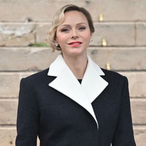 Charlene portait un magnifique manteau bicolore, blanc et noir, que les photographes n'ont pas manqué d'immortaliser.

La princesse Charlene assiste à la messe pontificale dans le cadre de la célébration de la Sainte Devote, sainte patronne de Monaco, à Monaco le 27 janvier 2025. © Bruno Bebert / Bestimage