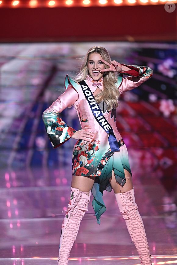Selon elle, il s’agissait d’une "blague" faite dans un moment de détente avec d’autres candidates, et la séquence a été publiée à son insu par Miss Aquitaine. 

Election de Miss France 2026. Photo par David Niviere/SIPA via Bestimage