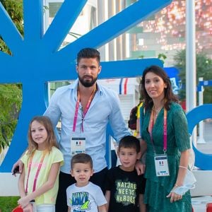 Exclusif - Olivier Giroud avec sa femme Jennifer et leurs enfants, Jade, Evan et Aaron, arrivent au Pavillon France à l’expo universelle Expo Dubaï 2020, à Dubaï, Emirats Arabes Unis, le 28 décembre 2021. Nicolas Briquet / Bestimage