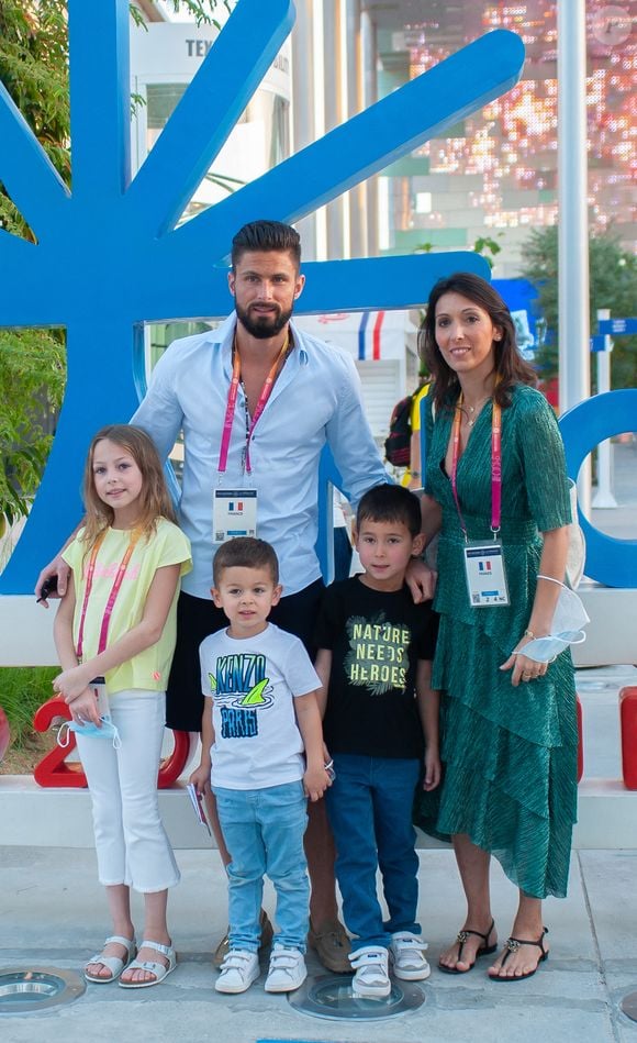Exclusif - Olivier Giroud avec sa femme Jennifer et leurs enfants, Jade, Evan et Aaron, arrivent au Pavillon France à l’expo universelle Expo Dubaï 2020, à Dubaï, Emirats Arabes Unis, le 28 décembre 2021. Nicolas Briquet / Bestimage