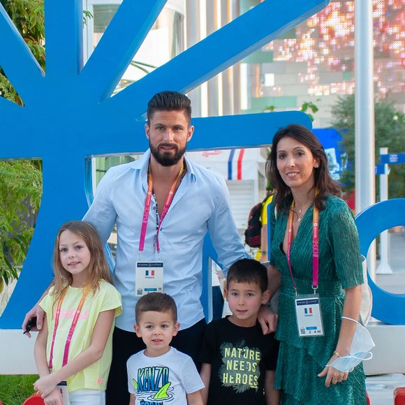Exclusif - Olivier Giroud avec sa femme Jennifer et leurs enfants, Jade, Evan et Aaron, arrivent au Pavillon France à l’expo universelle Expo Dubaï 2020, à Dubaï, Emirats Arabes Unis, le 28 décembre 2021. Nicolas Briquet / Bestimage