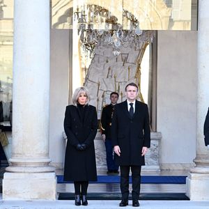 Le président Emmanuel Macron et sa femme Brigitte Macron participent à une minute de silence en hommage aux victimes du cyclone Chido à Mayotte le 23 décembre 2024.
© Eric Tschaen / Pool / Bestimage