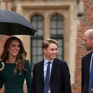 Le prince George de Galles, fait sa rentrée au collège d'Eton entouré de ses parents, le prince William, prince de Galles, et Catherine (Kate) Middleton, princesse de Galles, le 8 septembre 2026.  © PA Wire/PA Images / Bestimage