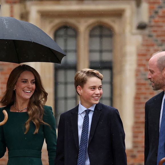 Le prince George de Galles, fait sa rentrée au collège d'Eton entouré de ses parents, le prince William, prince de Galles, et Catherine (Kate) Middleton, princesse de Galles, le 8 septembre 2026.  © PA Wire/PA Images / Bestimage