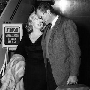 Ces derniers ont saisi la justice fédérale, invoquant une violation de leur droit de propriété constitutionnel.

Le 18 septembre 1959 - New York, New York, USA - L'actrice MARILYN MONROE, à gauche, et son mari, le dramaturge ARTHUR MILLER, montent à bord d'un vol TWA à destination de la côte ouest depuis l'aéroport d'Idlewild. Monroe doit commencer à travailler sur son prochain film "The Billionaire".  (Crédit photo : © Keystone Press Agency/ZUMA Press Wire)