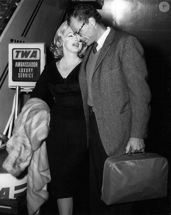 Ces derniers ont saisi la justice fédérale, invoquant une violation de leur droit de propriété constitutionnel.

Le 18 septembre 1959 - New York, New York, USA - L'actrice MARILYN MONROE, à gauche, et son mari, le dramaturge ARTHUR MILLER, montent à bord d'un vol TWA à destination de la côte ouest depuis l'aéroport d'Idlewild. Monroe doit commencer à travailler sur son prochain film "The Billionaire".  (Crédit photo : © Keystone Press Agency/ZUMA Press Wire)