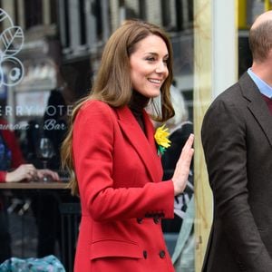 Catherine (Kate) Middleton, princesse de Galles, éclate de rire à la sortie du marché de Pontypridd, accompagnée du prince William, prince de Galles, le 26 février 2025. 
GOFF INF / BESTIMAGE