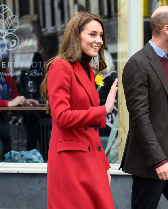 Catherine (Kate) Middleton, princesse de Galles, éclate de rire à la sortie du marché de Pontypridd, accompagnée du prince William, prince de Galles, le 26 février 2025. 
GOFF INF / BESTIMAGE