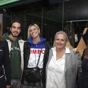 Exclusif - Sandrine Quétier, Romain Guillermic, Fauve Hautot, Valérie Damidot et sa fille Roxanne - Live Apéro Shopping de Sandra Sisley et Gaëlle Constantini à l’Hotel & Spa La Belle Juliette à Paris le 27 septembre 2024. À l’occasion de la Fashion Week parisienne, les créateurs de la marque BE, Sandra Sisley et Nicolas Ouchenir, ainsi que la créatrice Gaël Constantini ont organisé deux jours d’événements exceptionnels à l’hôtel La Belle Juliette, en plein cœur de Saint-Germain-des-Prés. Cet évènement a été organisé par "Sandra and Co" Ce lieu emblématique a vibré sous les performances et les invités prestigieux venus célébrer la mode, l'art et la créativité.
Vendredi soir, c'est S. Quétier, invitée de marque, qui a électrisé la soirée avec une performance live sur scène, offrant un moment musical intense et mémorable. Parmi les invités présents, on notait la présence de personnalités emblématiques telles que l’actrice V. Kaprisky, qui a illuminé la soirée, ainsi que la danseuse F. Hautot et le comédien R. Guillermic. Le vendredi soir a également vu E. Malagré, chroniqueuse et figure médiatique, ainsi que V. Damidot accompagnée de sa fille, partager un moment complice avec les créatrices et leurs invités.
Parmi les autres convives, se sont distingués le chanteur-compositeur Vartang, bien connu pour ses collaborations avec Shy'm, Z. Soualem, R. Schinasi, ainsi qu’A. Jean, la célèbre mathématicienne. Étaient également de la partie A. Seguillon, M. Cohen, A. Laffont, S. Manousha, et la journaliste C. Ithurbide, venus célébrer cet événement mode incontournable.
Lors de cet évènement, les créatrices BE et G. Constantini ont pris la pose avec Éric Bourquin, propriétaire de l’hôtel La Belle Juliette, devant les photographes, scellant ainsi un partenariat audacieux et réussi. Une collaboration artistique qui a sublimé la Fashion Week dans un cadre intime et raffiné. © Jack Tribeca/Bestimage