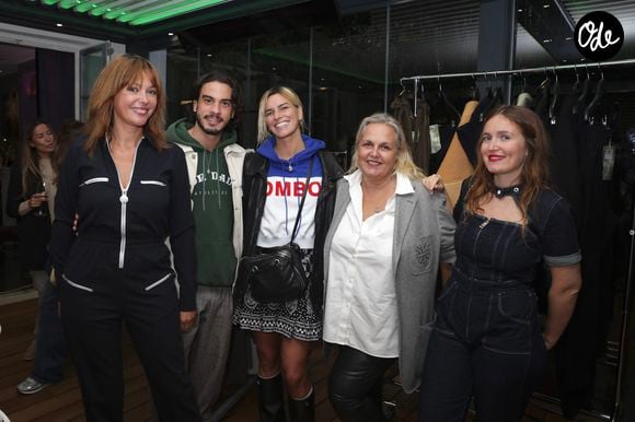 Exclusif - Sandrine Quétier, Romain Guillermic, Fauve Hautot, Valérie Damidot et sa fille Roxanne - Live Apéro Shopping de Sandra Sisley et Gaëlle Constantini à l’Hotel & Spa La Belle Juliette à Paris le 27 septembre 2024. À l’occasion de la Fashion Week parisienne, les créateurs de la marque BE, Sandra Sisley et Nicolas Ouchenir, ainsi que la créatrice Gaël Constantini ont organisé deux jours d’événements exceptionnels à l’hôtel La Belle Juliette, en plein cœur de Saint-Germain-des-Prés. Cet évènement a été organisé par "Sandra and Co" Ce lieu emblématique a vibré sous les performances et les invités prestigieux venus célébrer la mode, l'art et la créativité.
Vendredi soir, c'est S. Quétier, invitée de marque, qui a électrisé la soirée avec une performance live sur scène, offrant un moment musical intense et mémorable. Parmi les invités présents, on notait la présence de personnalités emblématiques telles que l’actrice V. Kaprisky, qui a illuminé la soirée, ainsi que la danseuse F. Hautot et le comédien R. Guillermic. Le vendredi soir a également vu E. Malagré, chroniqueuse et figure médiatique, ainsi que V. Damidot accompagnée de sa fille, partager un moment complice avec les créatrices et leurs invités.
Parmi les autres convives, se sont distingués le chanteur-compositeur Vartang, bien connu pour ses collaborations avec Shy'm, Z. Soualem, R. Schinasi, ainsi qu’A. Jean, la célèbre mathématicienne. Étaient également de la partie A. Seguillon, M. Cohen, A. Laffont, S. Manousha, et la journaliste C. Ithurbide, venus célébrer cet événement mode incontournable.
Lors de cet évènement, les créatrices BE et G. Constantini ont pris la pose avec Éric Bourquin, propriétaire de l’hôtel La Belle Juliette, devant les photographes, scellant ainsi un partenariat audacieux et réussi. Une collaboration artistique qui a sublimé la Fashion Week dans un cadre intime et raffiné. © Jack Tribeca/Bestimage