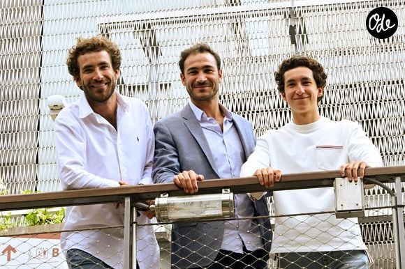 Valentin Kretz compte aujourd'hui plus de 350 000 abonnés sur Instagram, un réseau devenu un véritable outil de travail.

Louis Kretz, Valentin Kretz et Martin Kretz - La famille Kretz en tournage au village lors des Internationaux de France de tennis de Roland Garros 2024, à Paris, France, le 1er juin 2024.

© Chryslene Caillaud/Panoramic/Bestimage