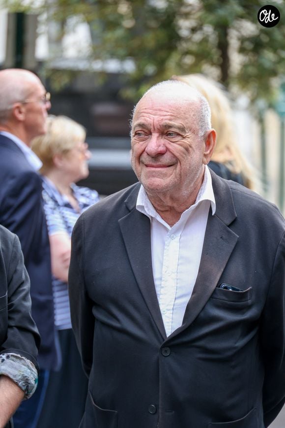 Jean-Christophe Bouvet était lui aussi présent lors de la cérémonie, aux côtés des proches de la comédienne. 

Jean-Christophe Bouvet aux obsèques de Dominique Frot au cimetière du Père Lachaise à Paris, France, le 21 août 2026. © enis Guignebourg/Bestimage