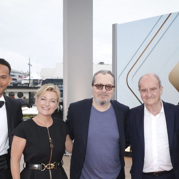 Exclusif - Mohamed Bouhafsi, Anne-Elisabeth Lemoine, Gary Oldman, Pierre Lescure, Patrick Cohen sur le plateau de l'émission "C à vous" le 20 mai 2014 lors du 77ème Festival International du Film de Cannes pour une diffusion le 21 mai. © Jack Tribeca / Bestimage
